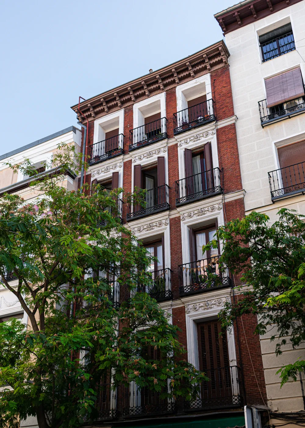 Fachada residencial con balcones en Madrid